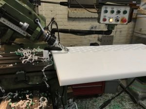 UHMWPE zeefdek frezen - Bespex kunststof bewerking