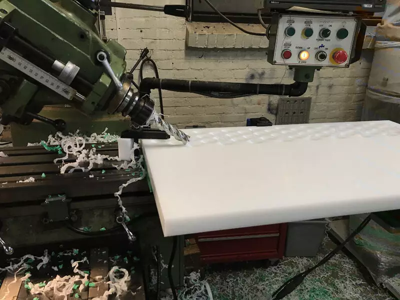 UHMWPE zeefdek frezen - Bespex kunststof bewerking